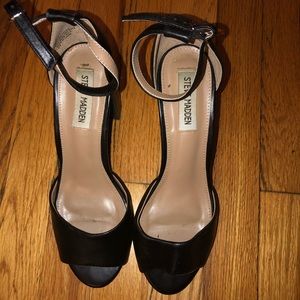 Steve Madden black pumps